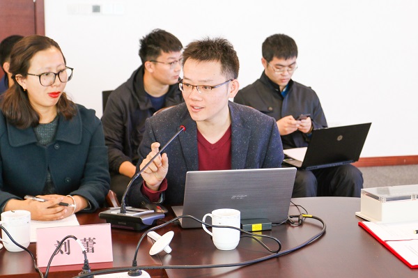 1555318964461817.jpeg 图4 探花
海上装备与系统研究所副所长王鸿东介绍中国智能船艇挑战赛“海上争锋”竞赛方案.JPEG